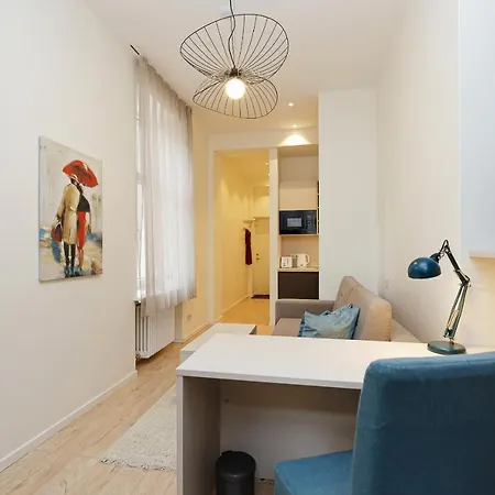 Lovely & Stylish Center Studio Apartment