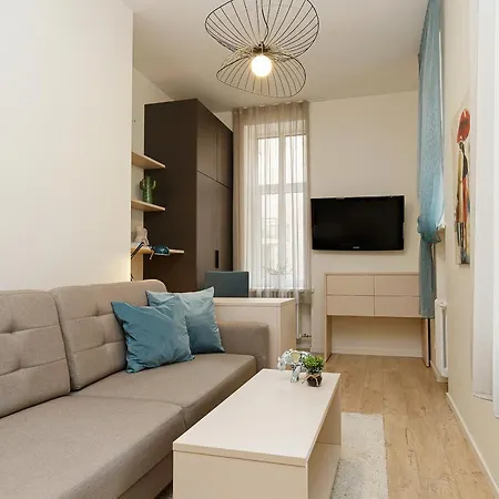 Lovely & Stylish Center *