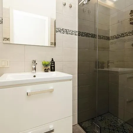 Lovely & Stylish Center Studio Apartment *